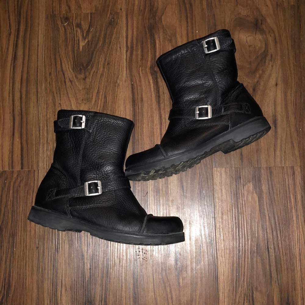 UGGS Pebbled Black leather ankle boots w/belts